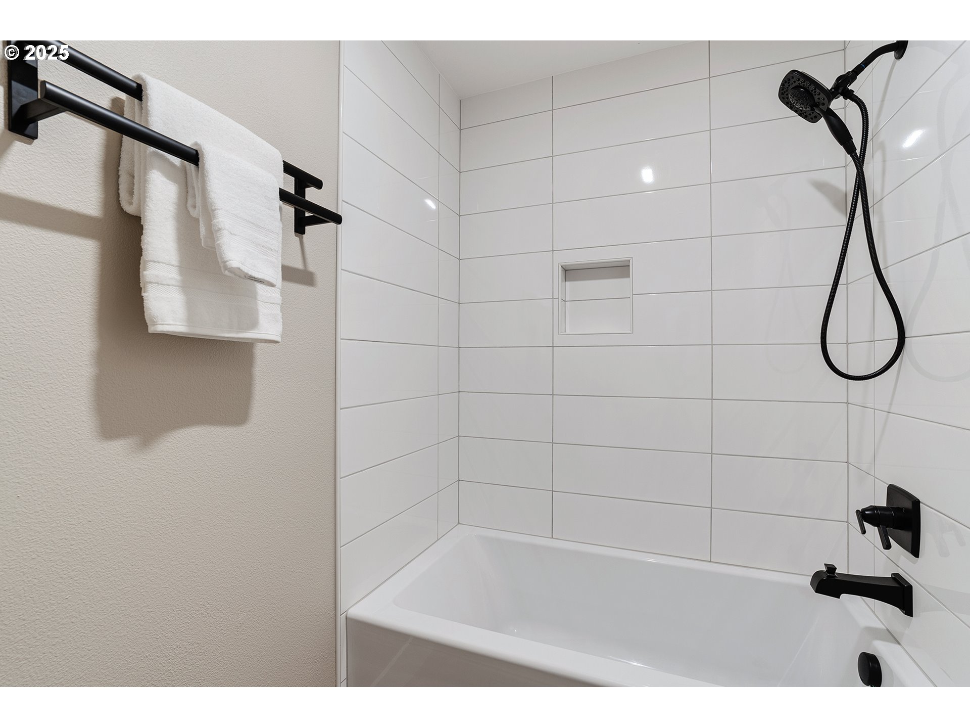 655 Barbary Place Gladstone, OR 97027 - Photo 28 of 48 a bathroom with a bath tub with a shower