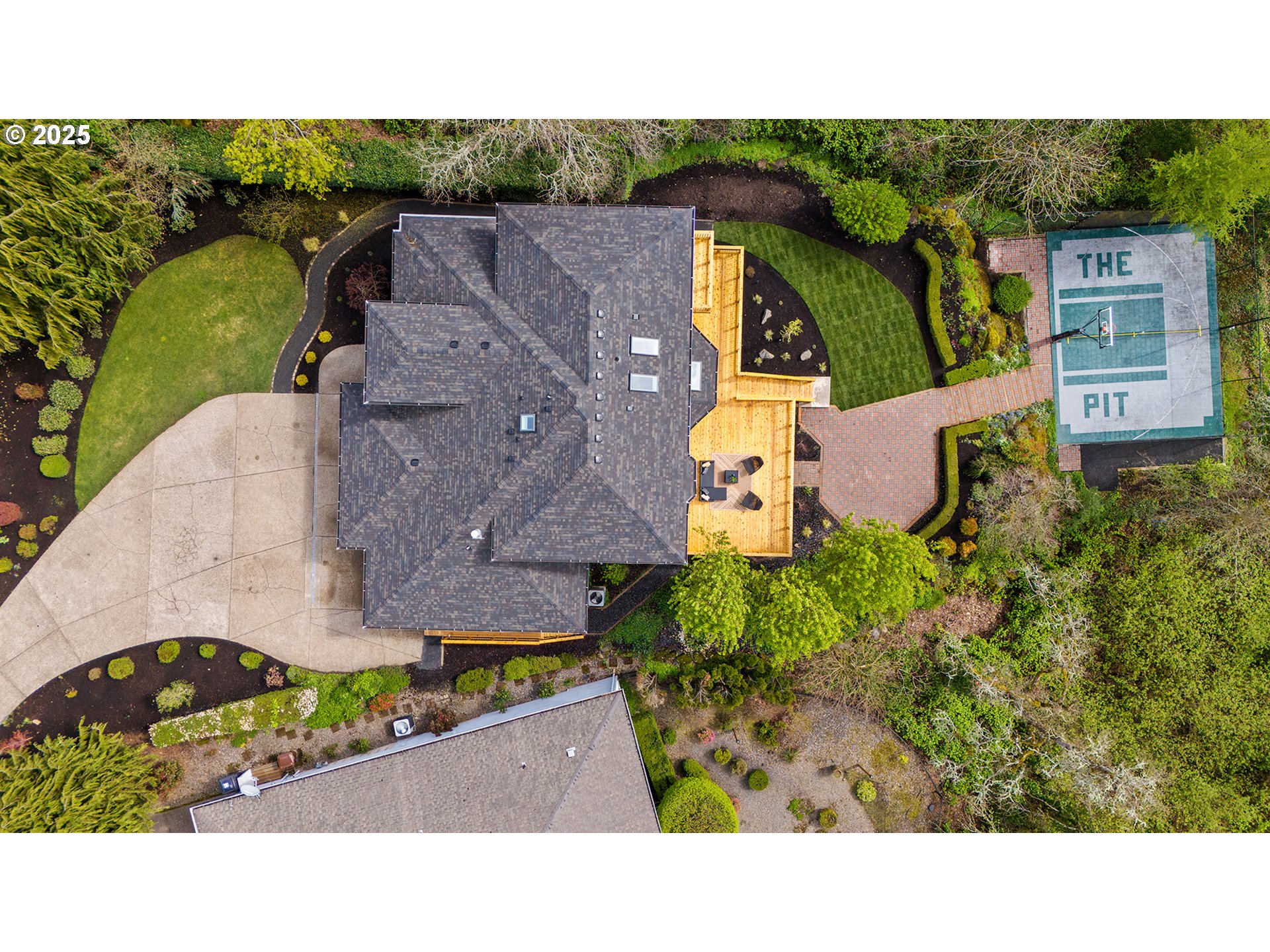 655 Barbary Place Gladstone, OR 97027 - Photo 46 of 48 an aerial view of a house with a garden