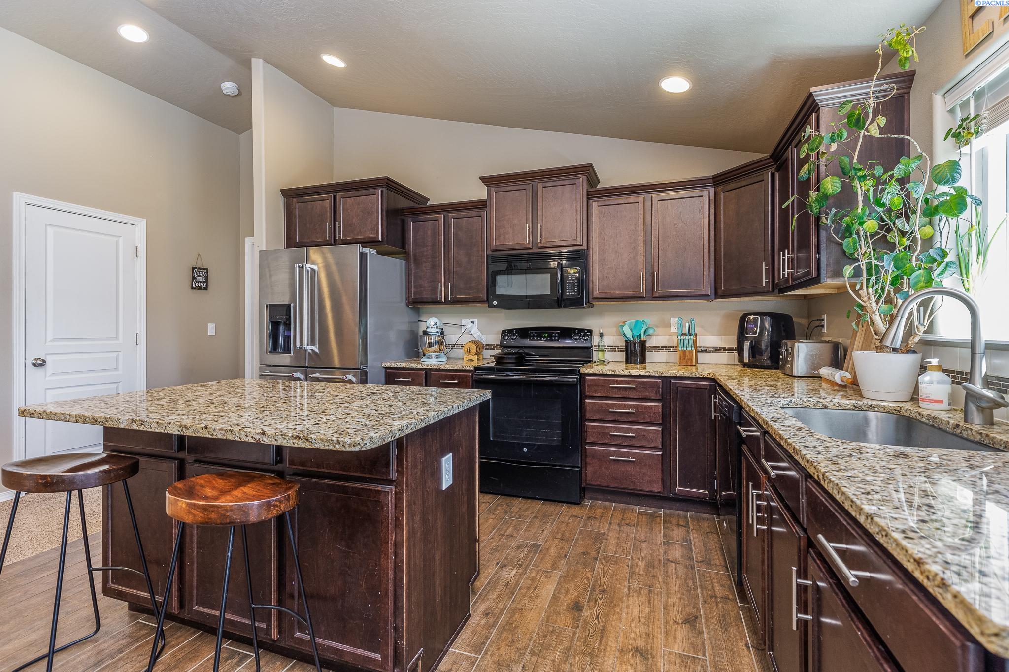 6910 Three Rivers Drive Pasco, WA 99301 - Photo 6 of 28 Gallery Image 6
