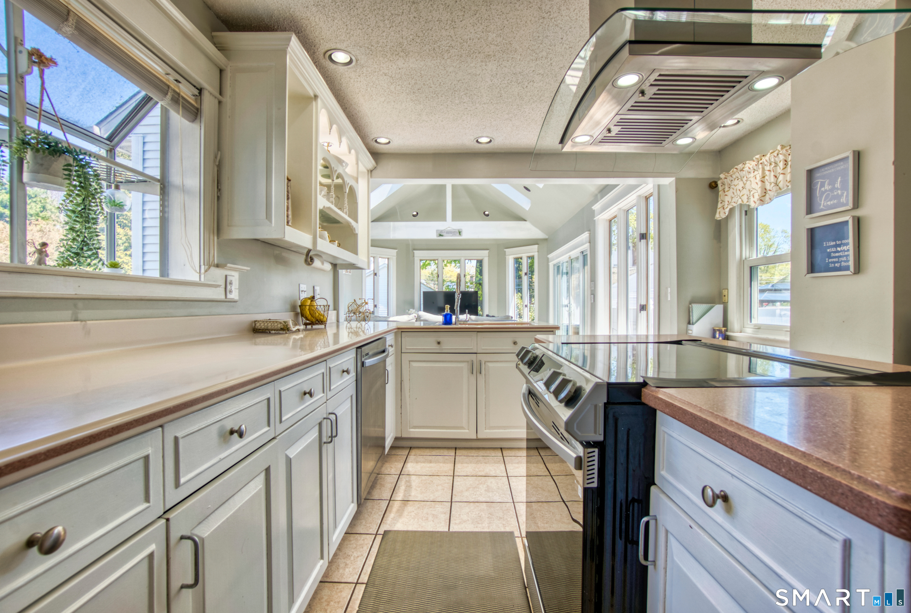 21 Lancaster Road Manchester, CT 06040 - Photo 6 of 39