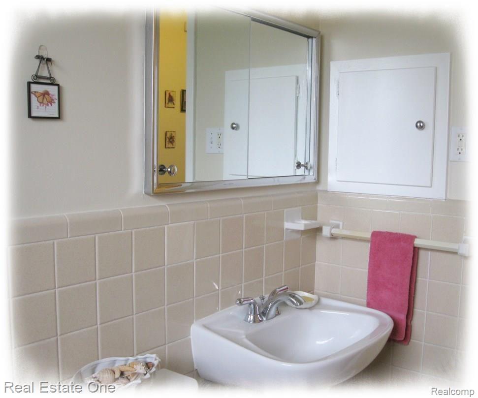 36747 Greenbush Road Wayne, MI 48184 - Photo 16 of 26 Full bath with tub!