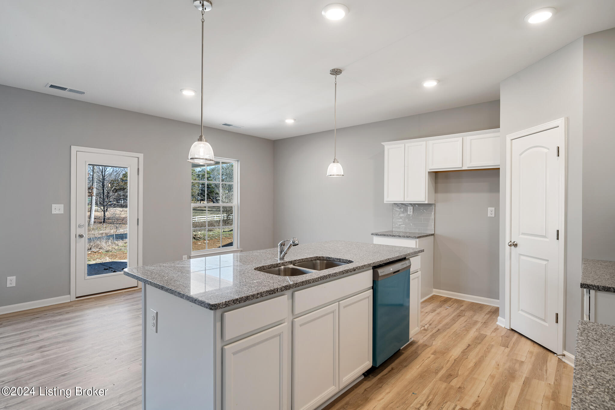 8424 Gateway Run Road Louisville, KY 40229 - Photo 12 of 31 8424 Gateway Rn Rd-12