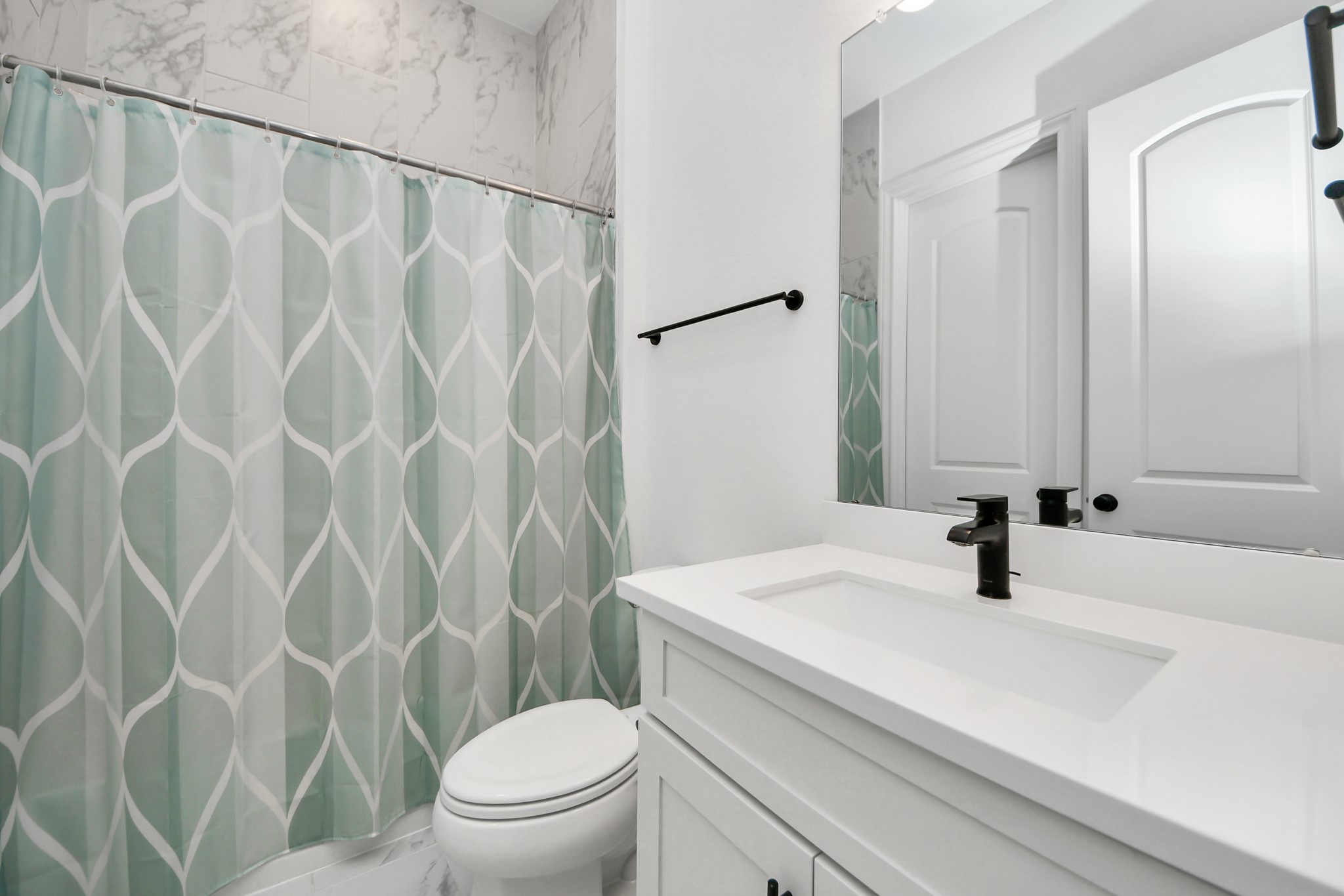 11914 Parsifal Creek Road Humble, TX 77346 - Photo 13 of 37 Shared Full Bathroom