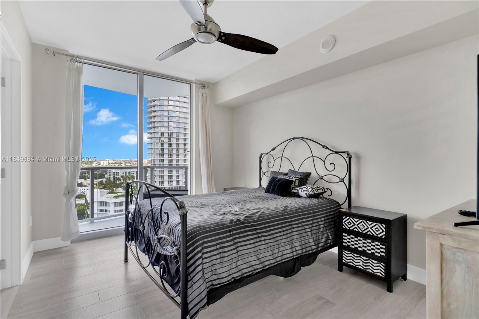 185 Southwest 7th Street, Unit 1901 Miami, FL 33130 - Photo 22 of 46 a bedroom with a bed and a window