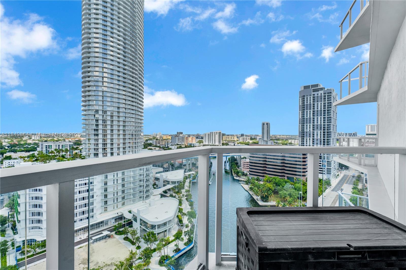 185 Southwest 7th Street, Unit 1901 Miami, FL 33130 - Photo 31 of 46 a view of balcony with outer view