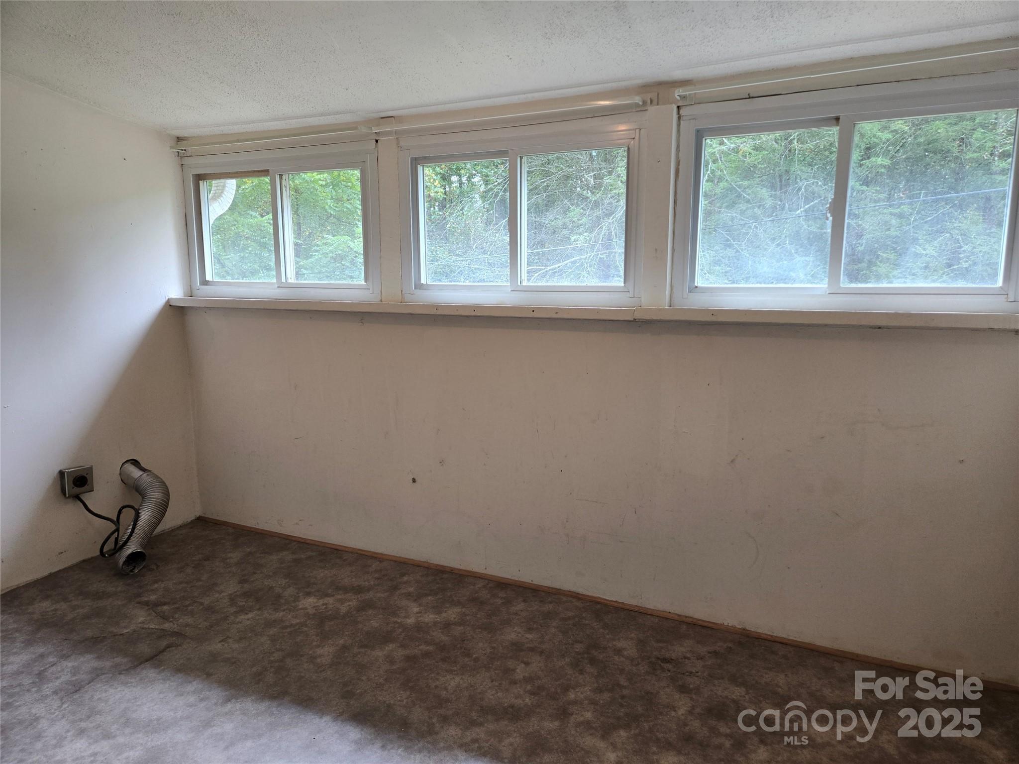 148 Huffman Road Clyde, NC 28721 - Photo 20 of 46 an empty room with a window