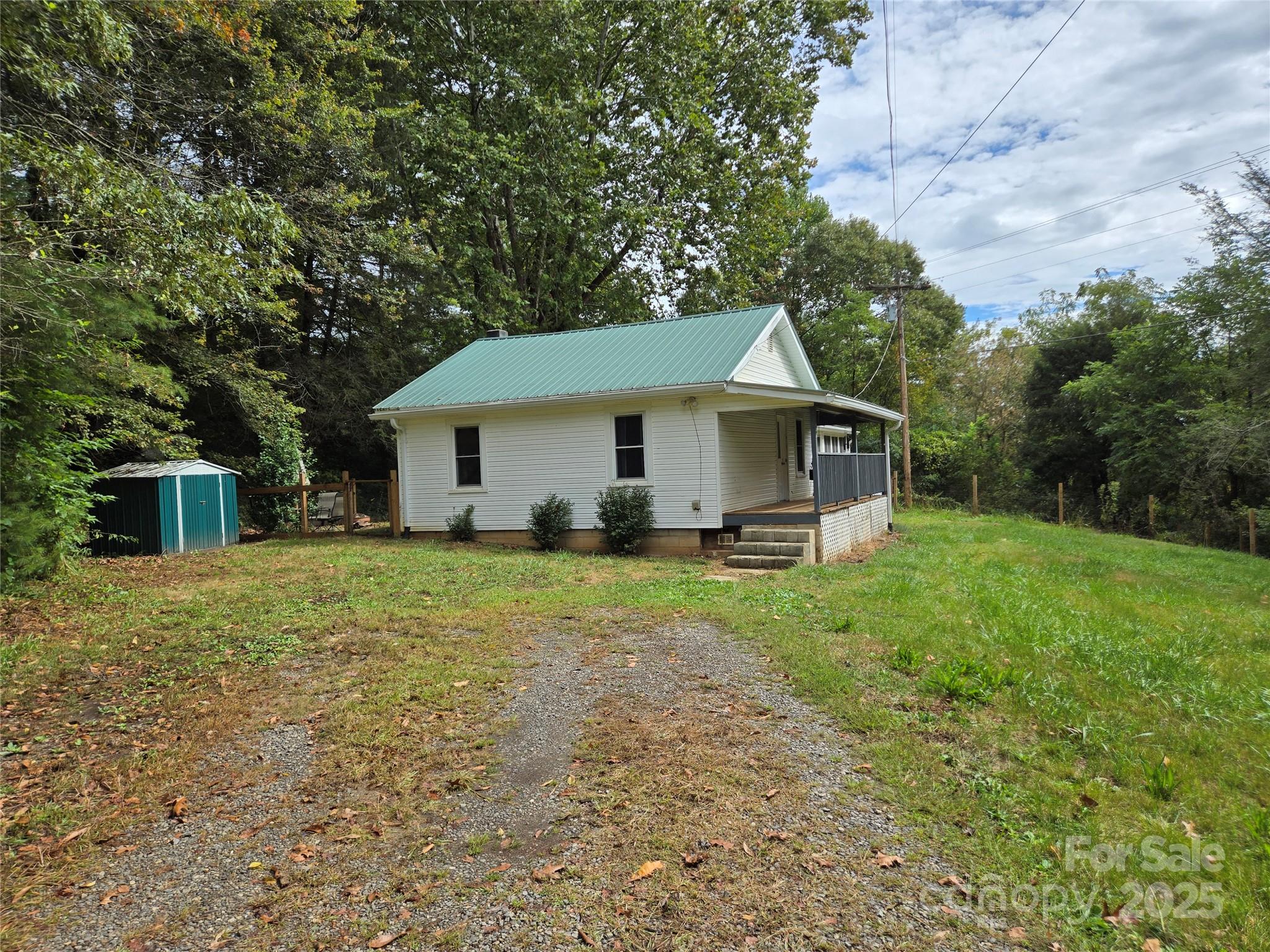 148 Huffman Road Clyde, NC 28721 - Photo 3 of 46 a front view of house with yard and green space