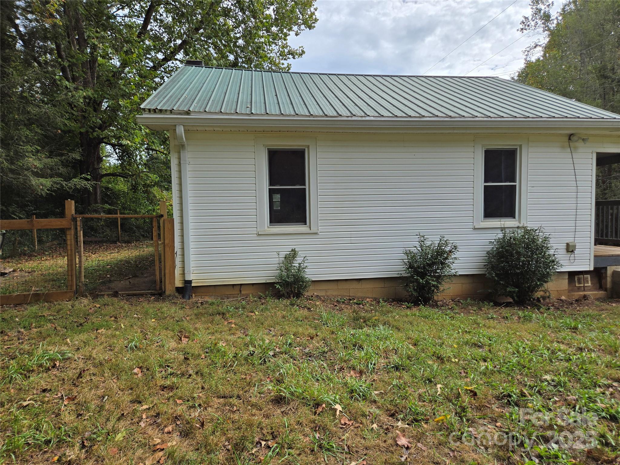 148 Huffman Road Clyde, NC 28721 - Photo 40 of 46 a backyard of a house with plants and large tree