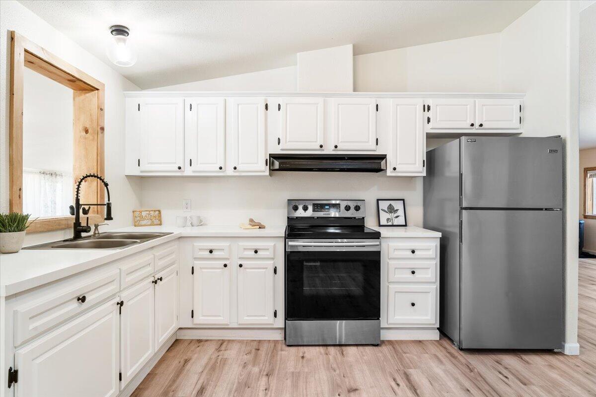 16201 Hawks Lair Road La Pine, OR 97739 - Photo 17 of 52 13-Kitchen-HL