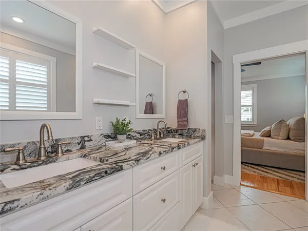 a en suite bathroom with sinks mirror and