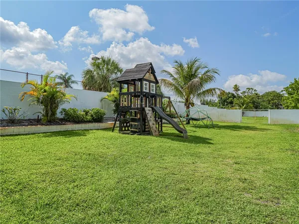 a view of a backyard