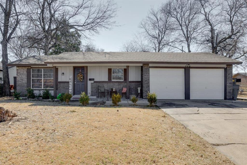 a view of house with a yard