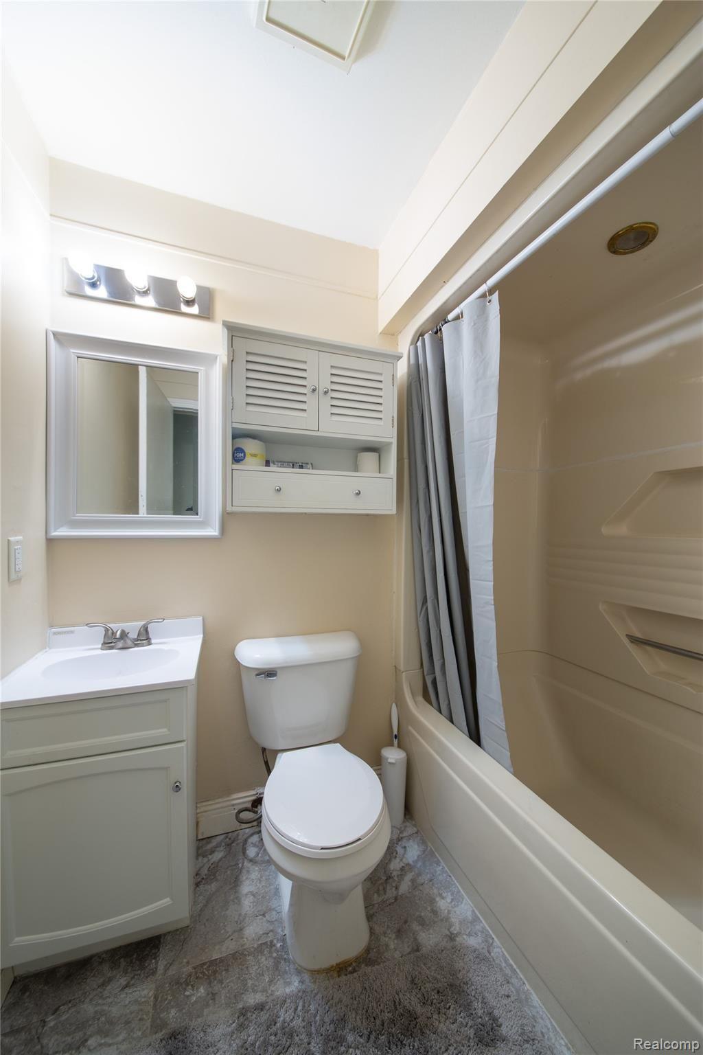 19101 Gudith Road Trenton, MI 48183 - Photo 21 of 35 Gudith_19101_Bathroom01_01.jpg