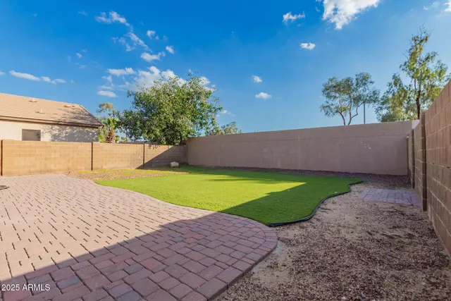 a view of a backyard