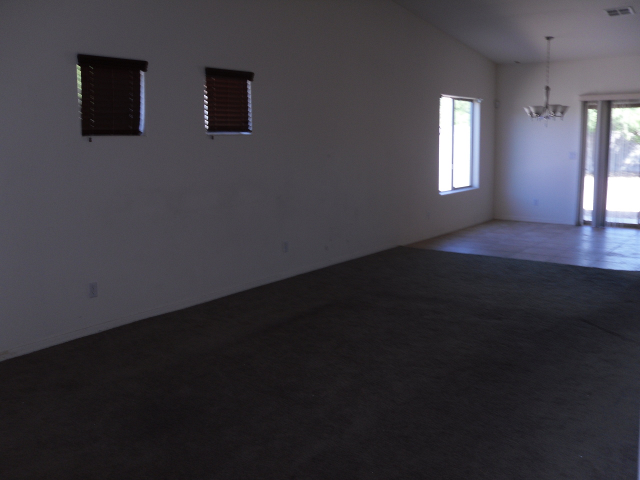 704 East Carson Road Phoenix, AZ 85042 - Photo 3 of 26 Living room