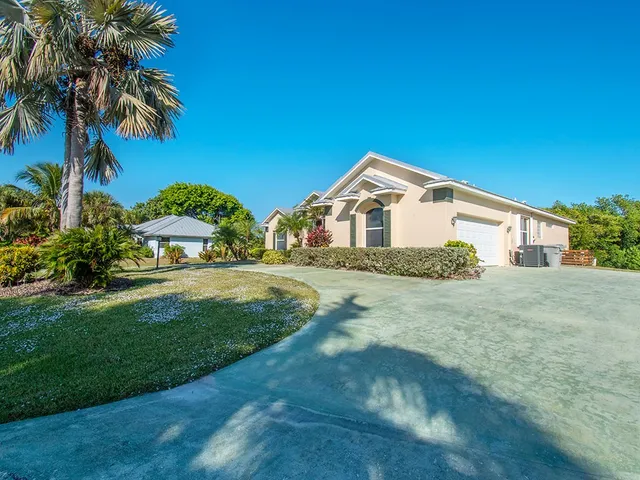 $675,000 | 7400 32nd Court, Vero Beach, FL 32967
