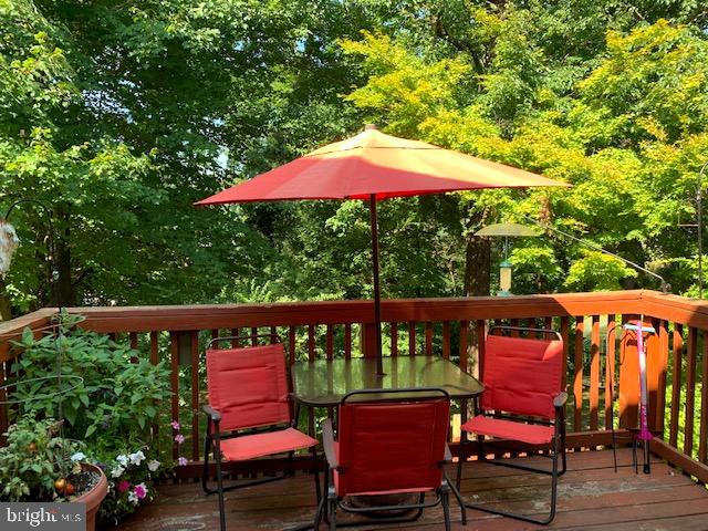 438 Colonial Ridge Lane Arnold, MD 21012 - Photo 5 of 38 Celebrate the Seasons on Your Alfresco Dining Deck