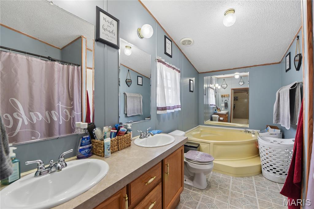 63 Pinnacle Lake Road New Florence, MO 63363 - Photo 15 of 23