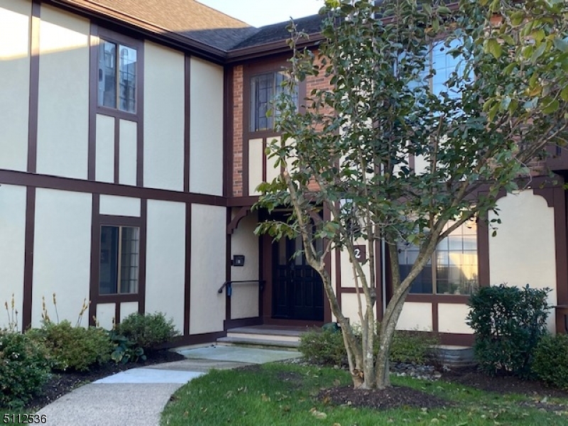 2D Avon Court, Unit B Chatham, NJ 07928 - Photo 2 of 17