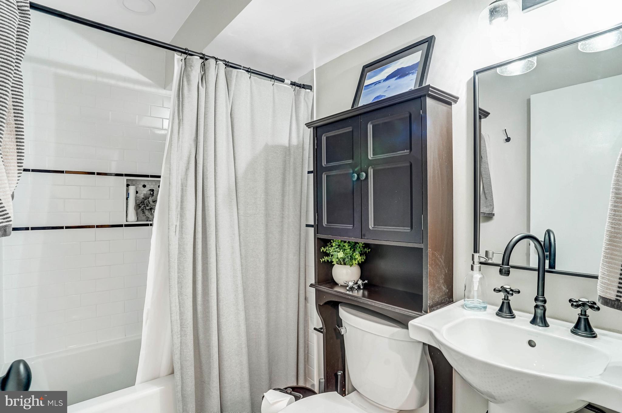 8428 Grenoble Court Springfield, VA 22152 - Photo 35 of 41 LL Full Bathroom