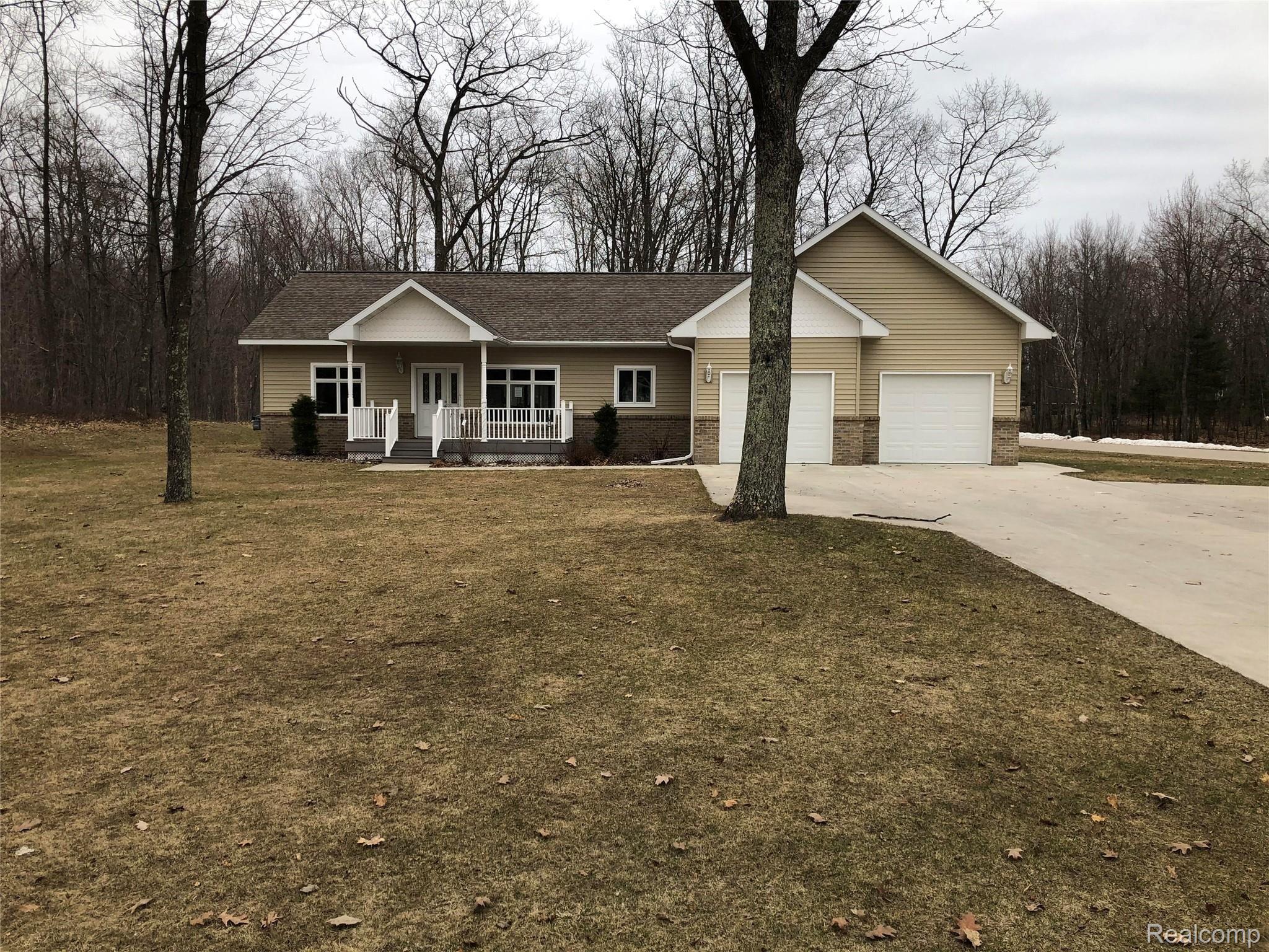 65 Tipperary Road Gladstone, MI 49837 - Photo 1 of 32 1.jpg