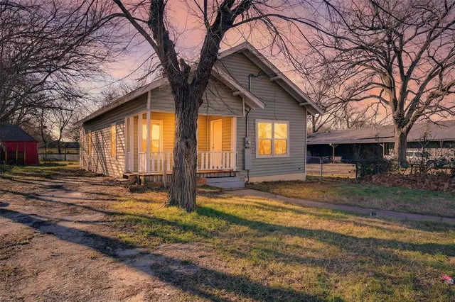 a view of a house with backyard and sitting area