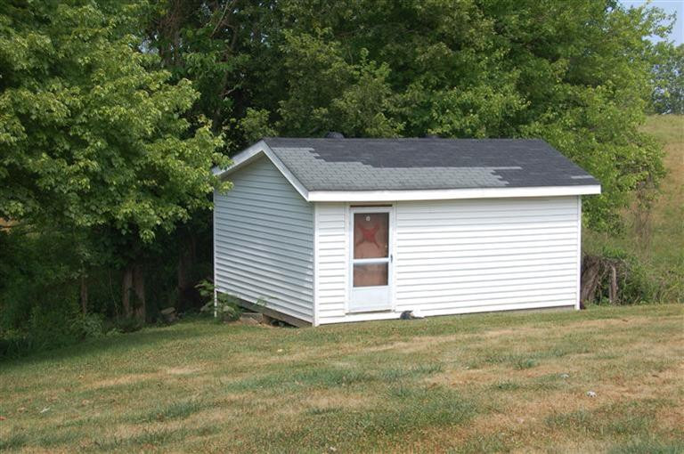 2180 Harris Ferry Road Irvine, KY 40336 - Photo 3 of 27 More storage!