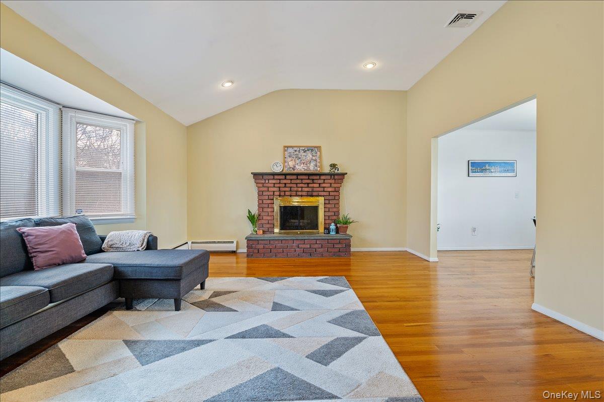 7 Plainview Road Bethpage, NY 11714 - Photo 11 of 37