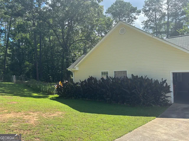 a view of a back yard of the house