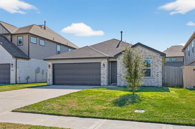 a view of a yard in front of house