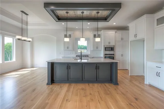 $708,640 | 8212 Northwest 89th Terrace, Kansas City, MO 64153