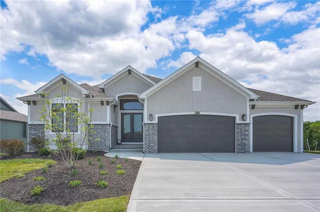 $708,640 | 8212 Northwest 89th Terrace, Kansas City, MO 64153