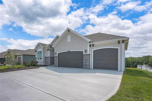 $708,640 | 8212 Northwest 89th Terrace, Kansas City, MO 64153