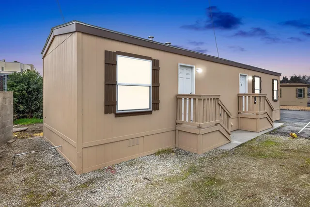 a view of a house with backyard
