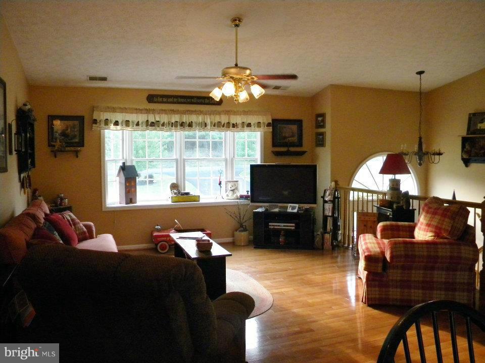 307 Ebenezer Church Road Winchester, VA 22603 - Photo 2 of 29 Living Room