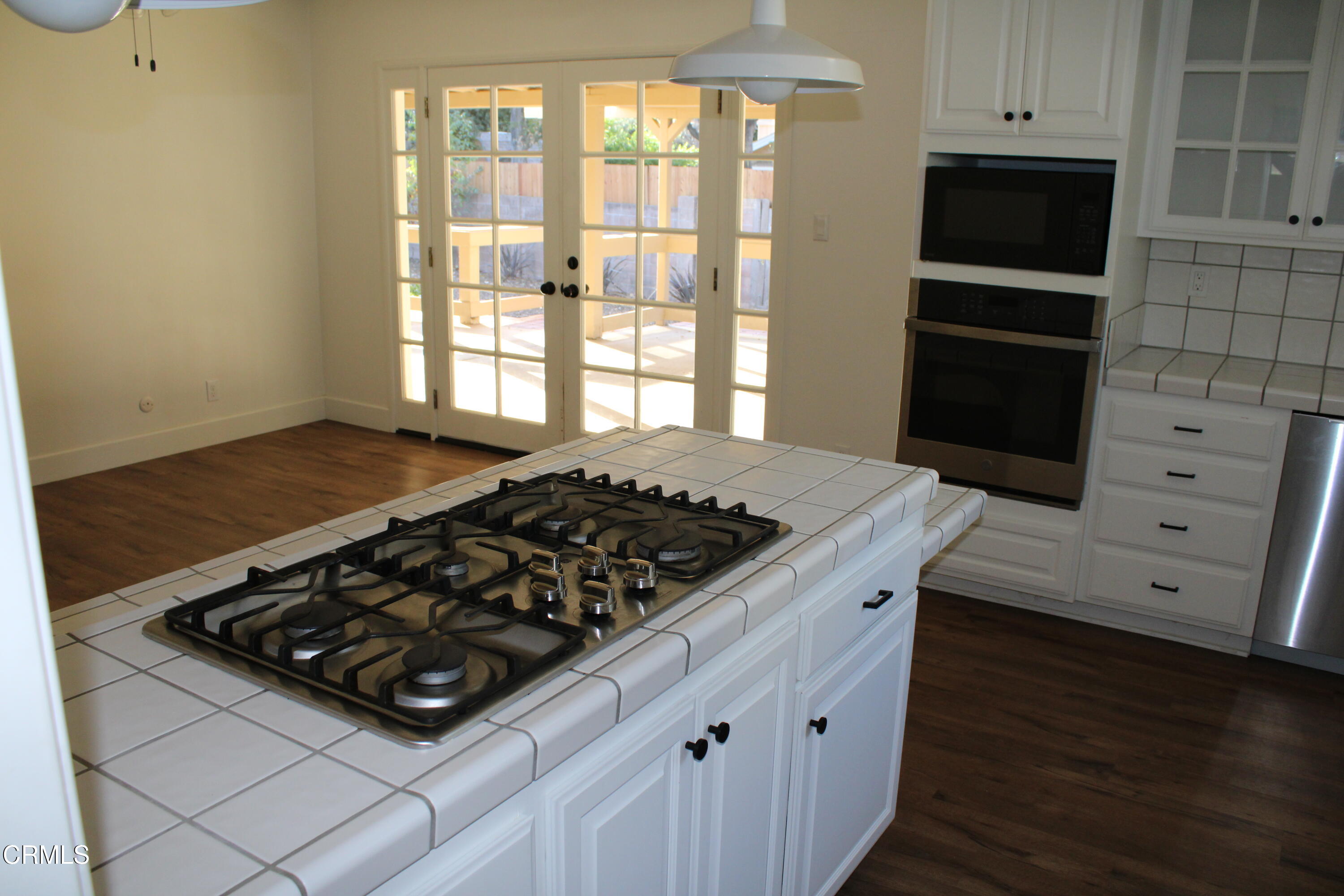 866 Cambon Circle Ojai, CA 93023 - Photo 7 of 27 a kitchen with stove and cabinets
