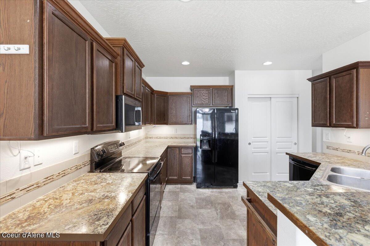6025 West Trestle Street Rathdrum, ID 83858 - Photo 12 of 46 Kitchen