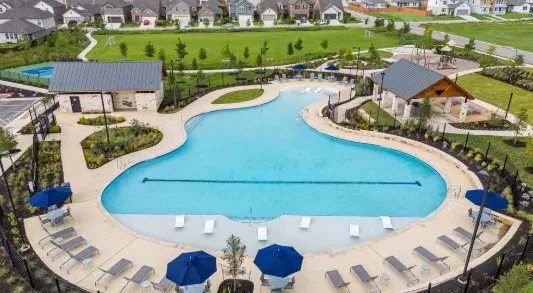a view of a swimming pool with seating space