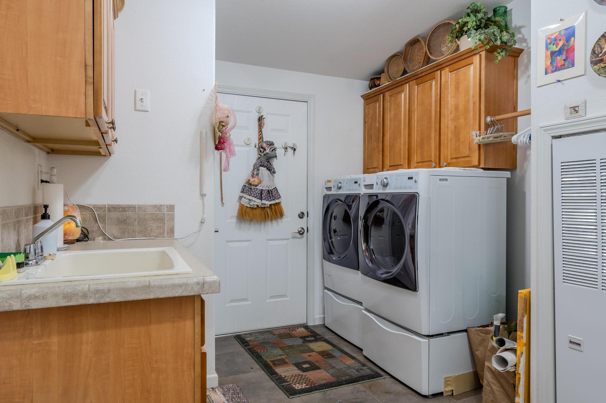 187 East Gregory Road Central Point, OR 97502 - Photo 28 of 29 a utility room with sink dryer and washer