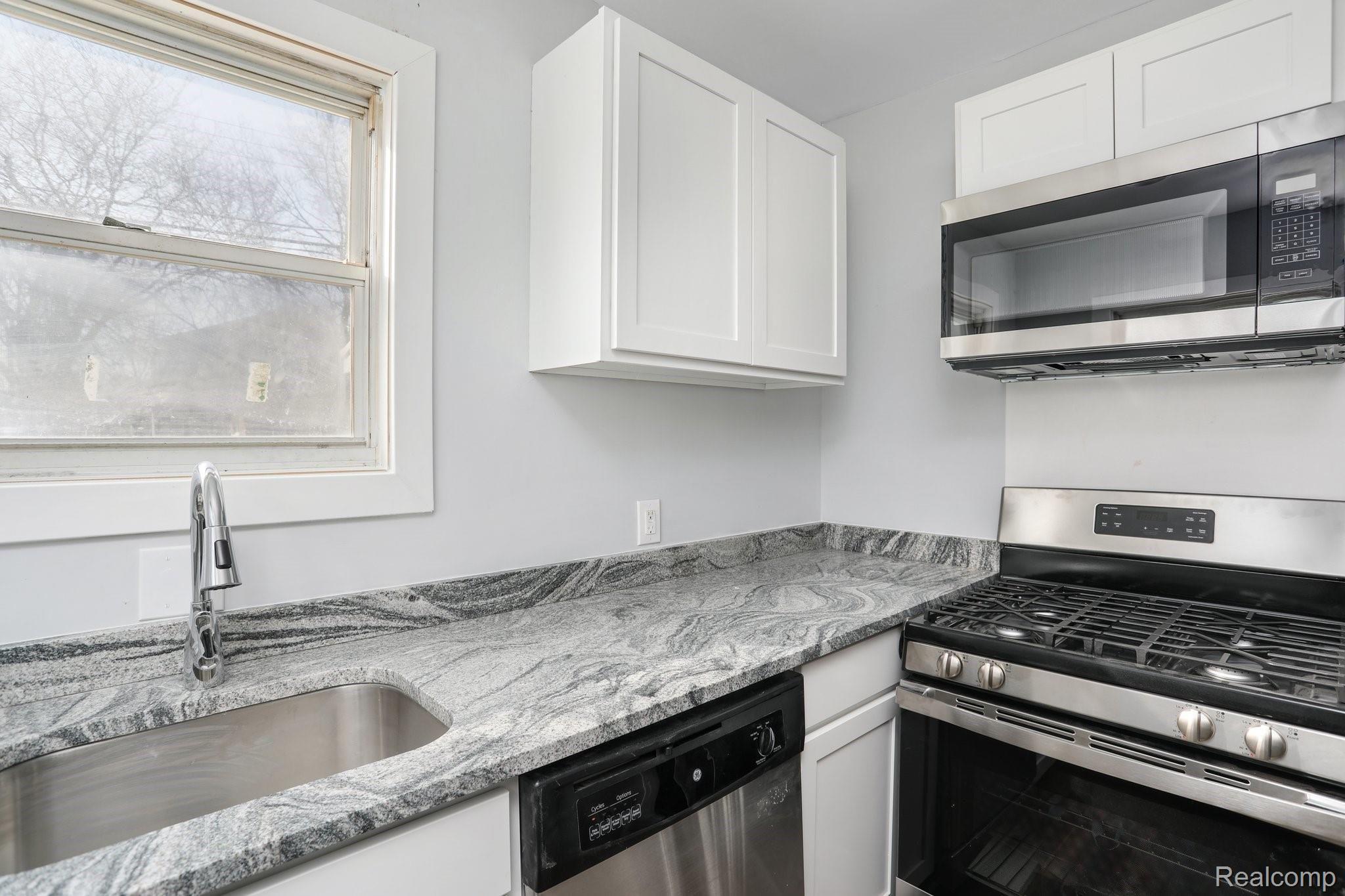21019 Waltham Road Warren, MI 48089 - Photo 5 of 17 2.2 - Kitchen