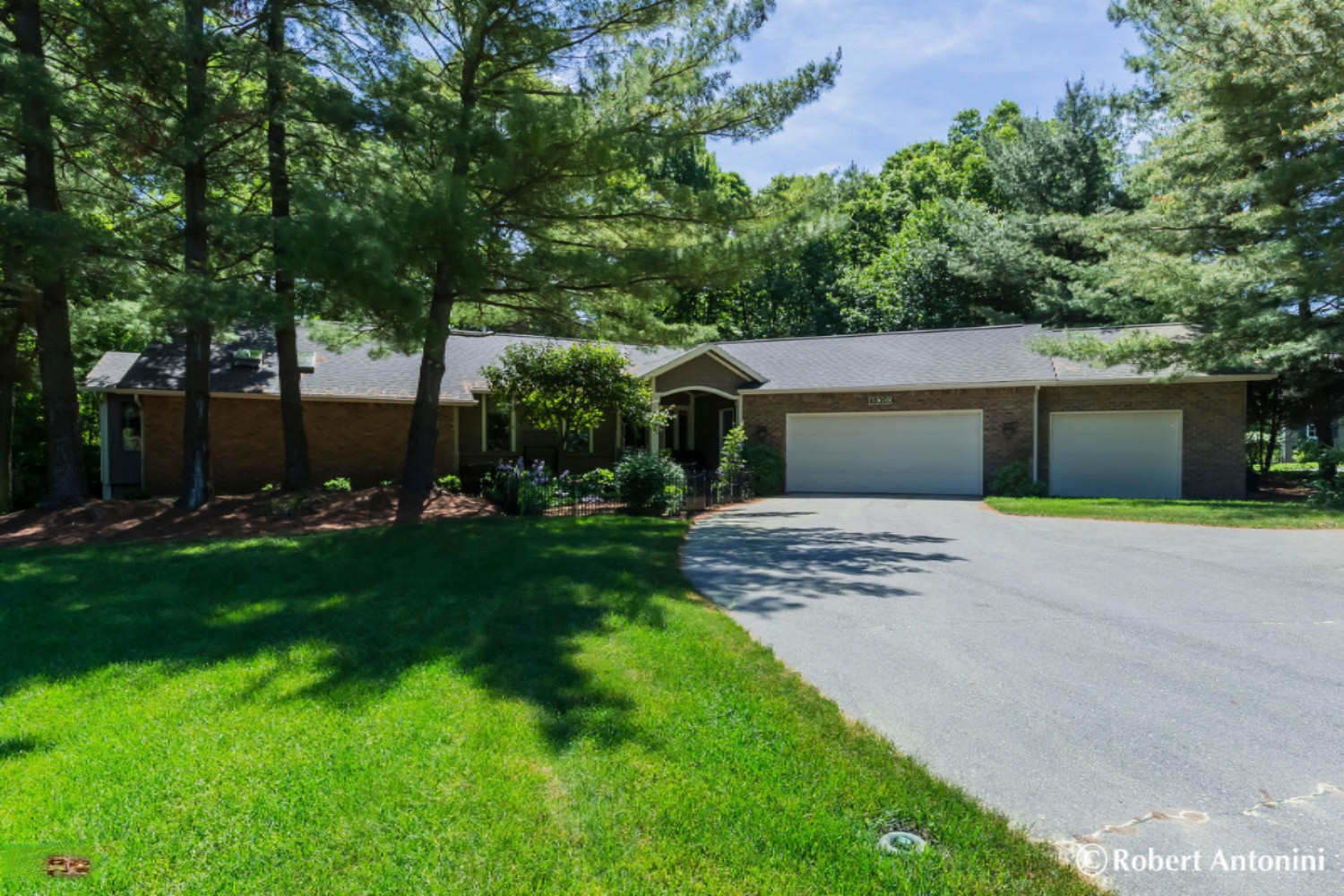 5830 Cascade Road Southeast Grand Rapids, MI 49546 - Photo 2 of 52 5830 Cascade Rd SE Grand-large-003-40-Fr