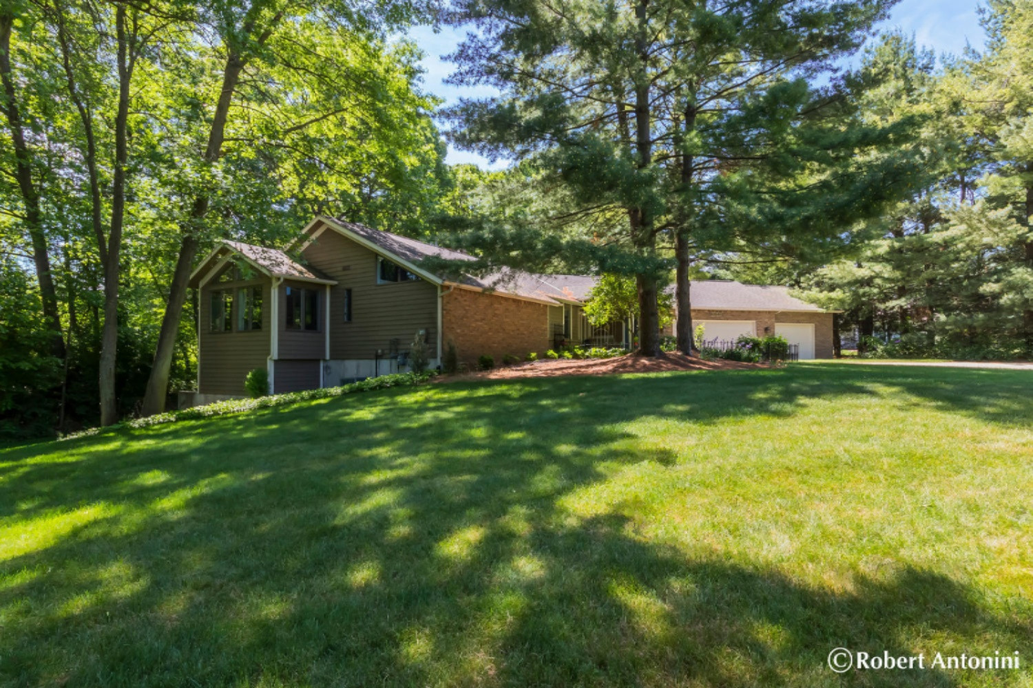 5830 Cascade Road Southeast Grand Rapids, MI 49546 - Photo 3 of 52 5830 Cascade Rd SE Grand-large-005-38-Fr