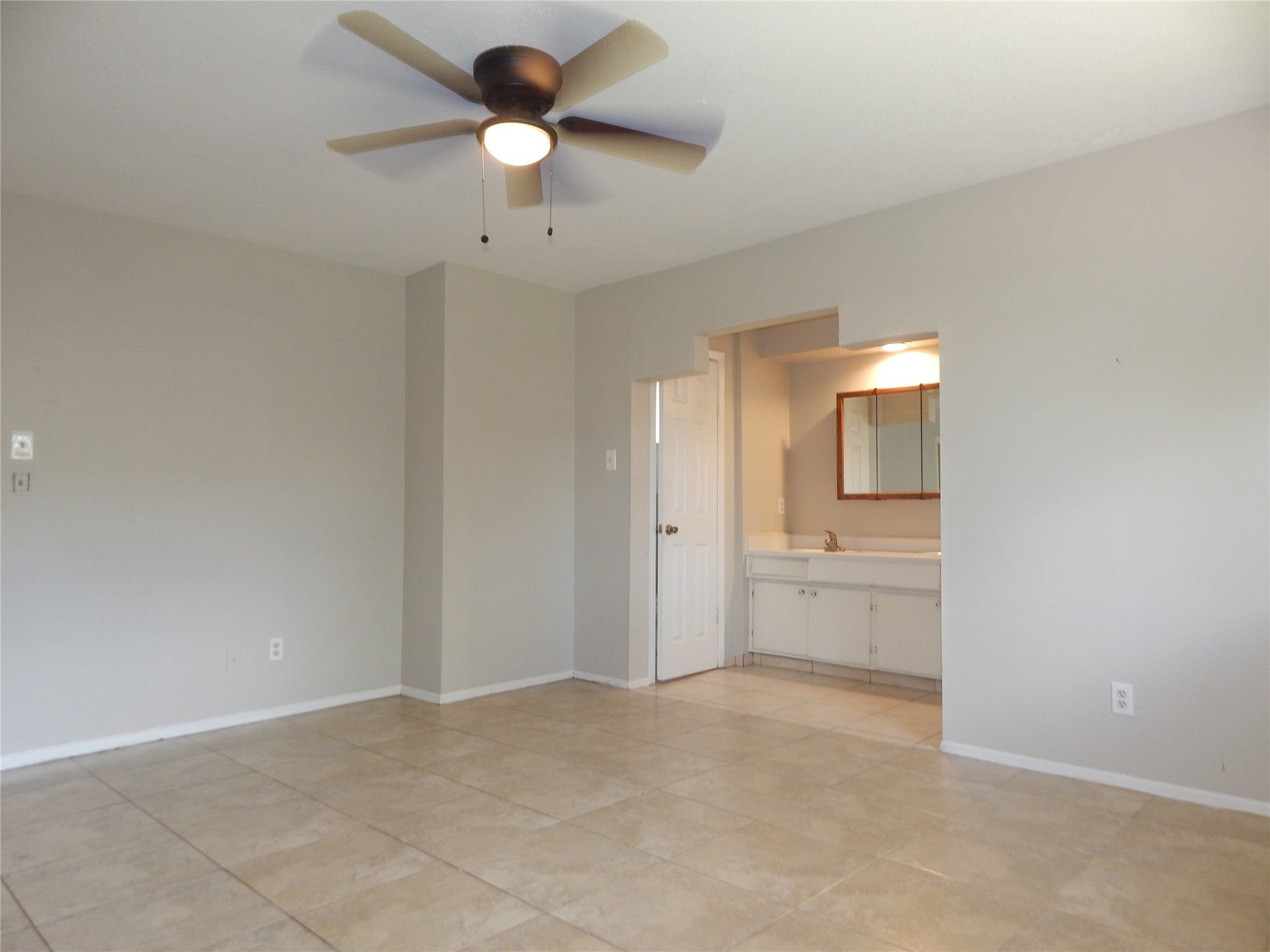 11626 Sharpview Drive Houston, TX 77072 - Photo 11 of 20 Main Bedroom/ with Bathroom