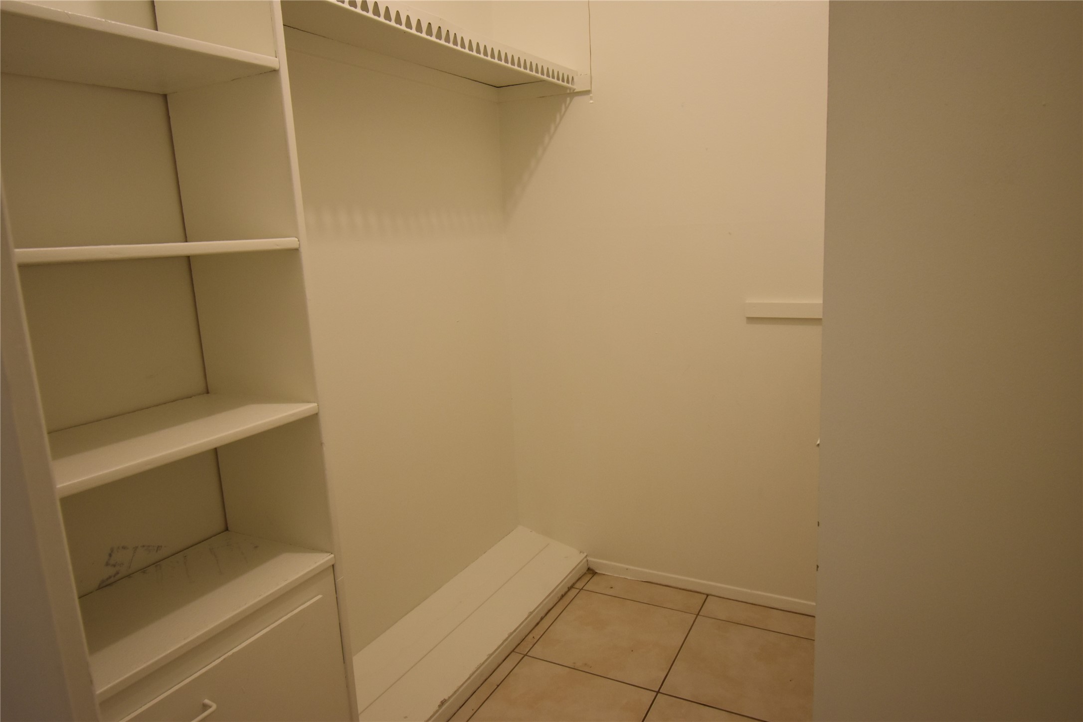 11626 Sharpview Drive Houston, TX 77072 - Photo 16 of 20 Main bedroom closet/ walk in closet