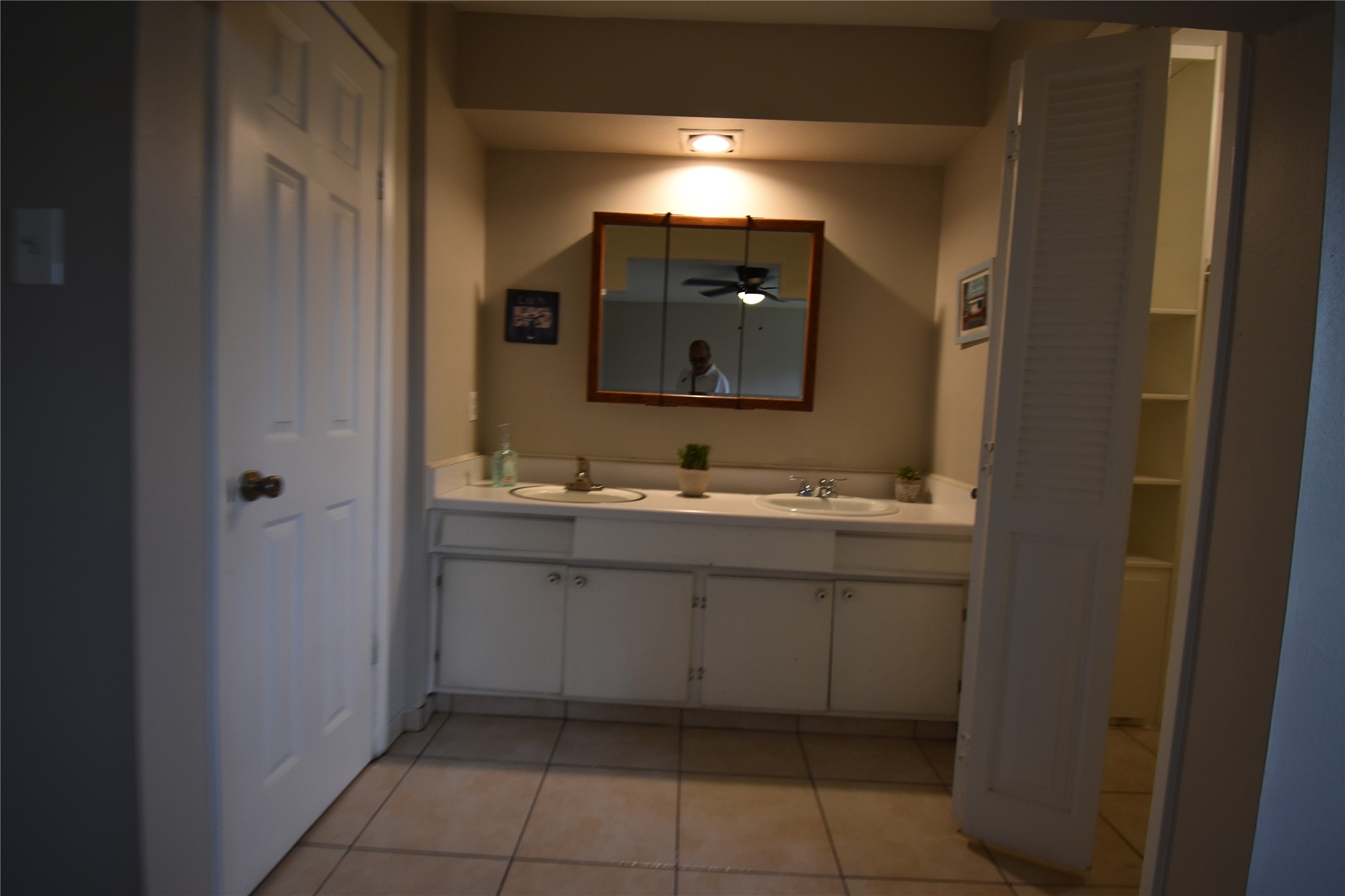 11626 Sharpview Drive Houston, TX 77072 - Photo 18 of 20 Main bedroom bathroom