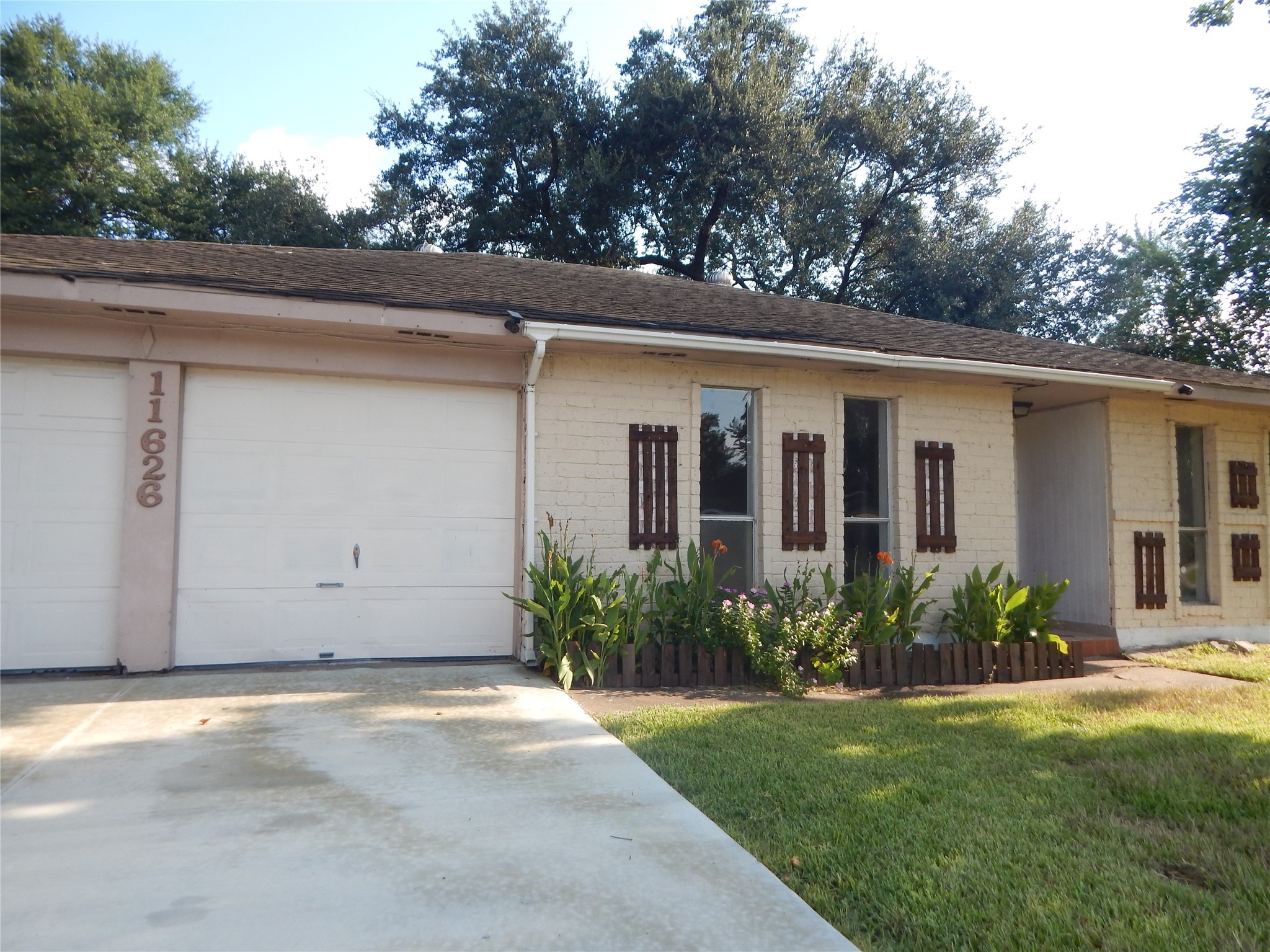 11626 Sharpview Drive Houston, TX 77072 - Photo 2 of 20 two car garage