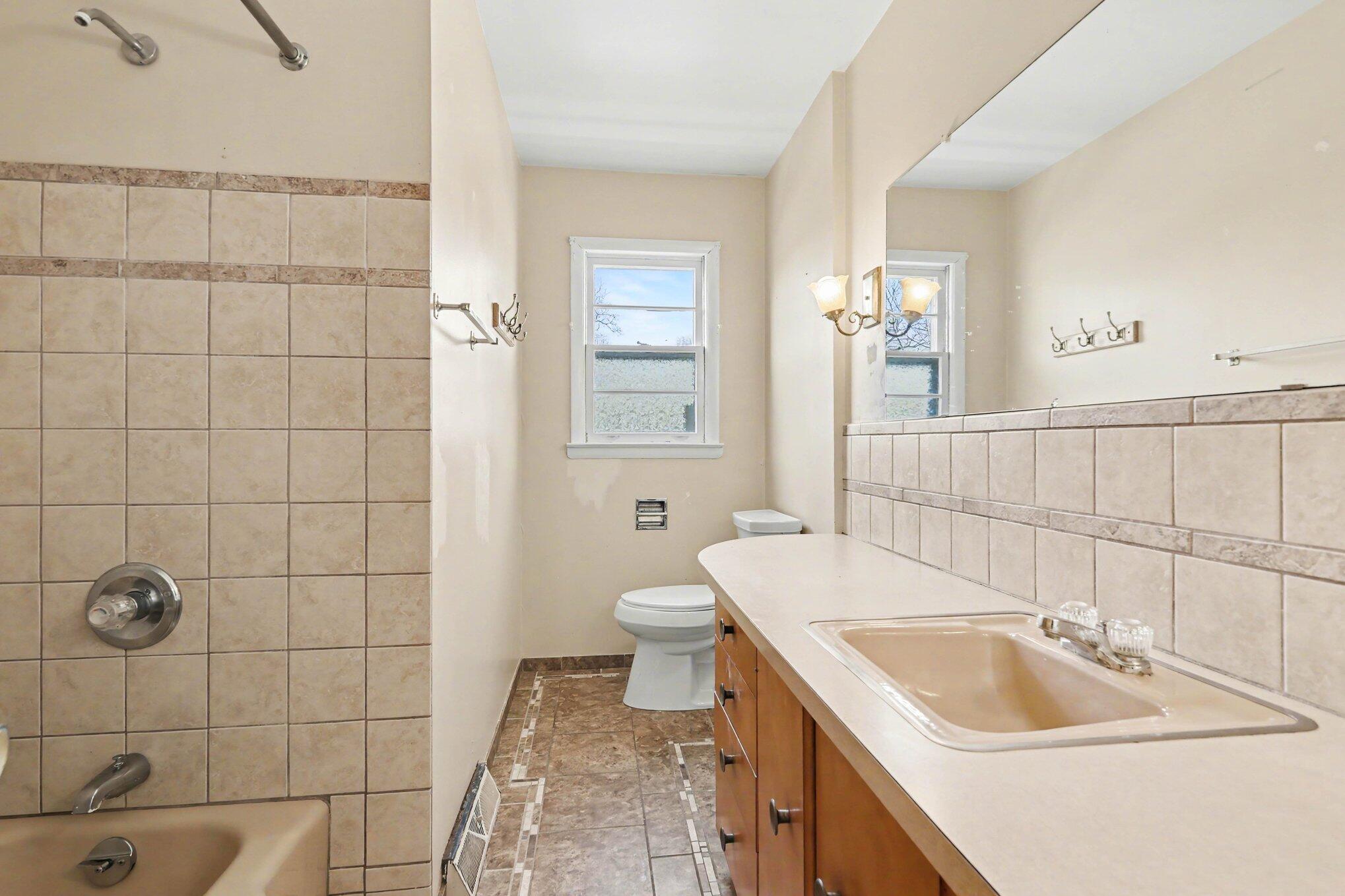 311 Dutton Street Eaton Rapids, MI 48827 - Photo 12 of 16 013_file_2389