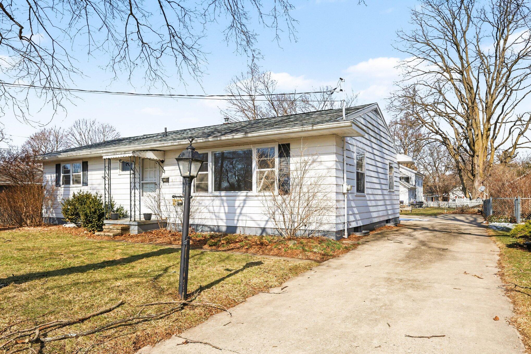 311 Dutton Street Eaton Rapids, MI 48827 - Photo 3 of 16 003_file_6550