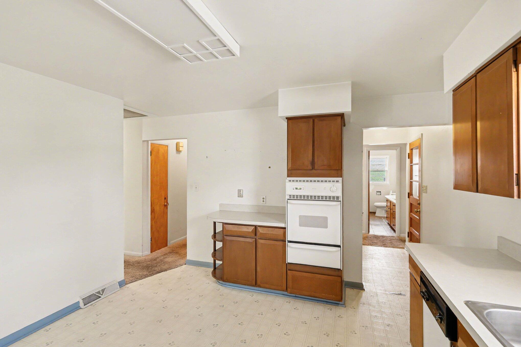 311 Dutton Street Eaton Rapids, MI 48827 - Photo 5 of 16 006_file_6506