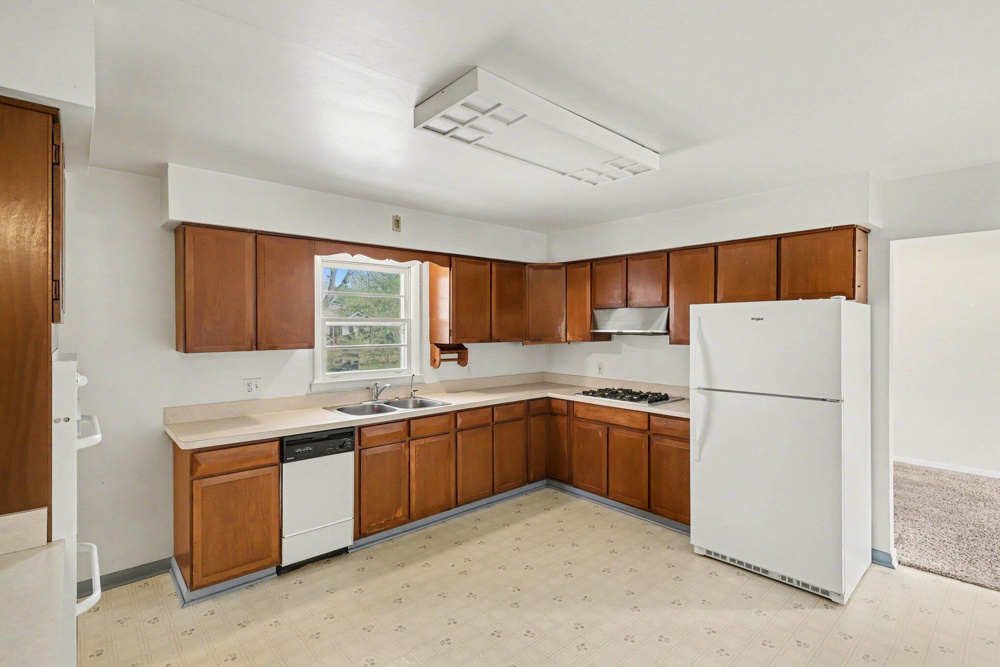 311 Dutton Street Eaton Rapids, MI 48827 - Photo 6 of 16 007_file_7660